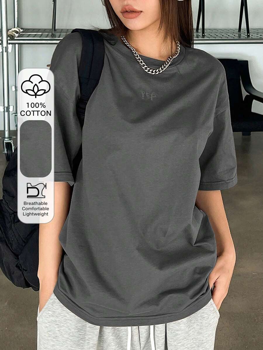 DAZY Camiseta holgada de manga corta con bordado de letra y hombros caídos, camiseta sobredimensionada - Gris Oscuro - Ver 1