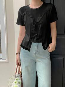 DAZY 女士蕾丝拼接圆领短袖 T 恤，二合一造型 - 黑色 - 查看 5