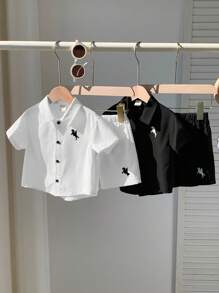 SHEIN 4 件套男婴和女婴夏季黑白对比动物印花柔软针织 Polo 衫和松紧腰短裤套装，适合度假、居家、上学 - 黑與白 - 查看 6