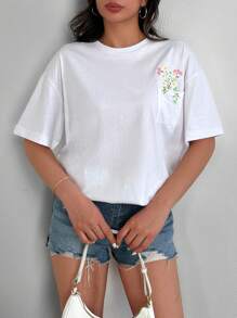 EURMUSE 花卉刺绣口袋，胸袋细节，多色花卉刺绣，短袖设计，休闲装，春季系列，植物装饰，花园主题设计，棉质针织面料，宽松版型，夏季时尚，手工缝制细节，野花图案，日常休闲装，夏季系列，波西米亚风系列 - 白色 - 查看 7