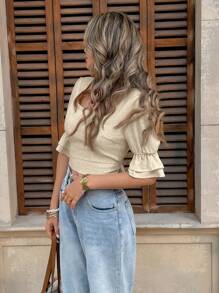 SHEIN Frenchy بلوزة عصرية بتصميم ربطة خلفية وأكمام ناقوسية باللون الأحادي مناسبة للعطلات
