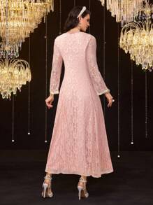 Al Najma 优雅的粉色蕾丝长袖连衣裙，金色刺绣，端庄大方