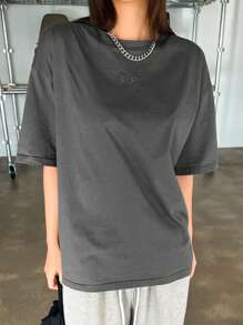 DAZY Camiseta holgada de manga corta con bordado de letra y hombros caídos, camiseta sobredimensionada - Gris Oscuro - Ver 4