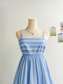 Soleia Váy sọc xòe nơ hở lưng dây mảnh đi biển cho kỳ nghỉ mùa hè - Xanh và trắng - Xem 6