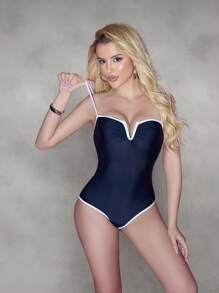 SHEIN Swim قطعة واحدة من ملابس السباحة ذات لون أحادي بقصة رقبة على شكل V وفتحة، موديل جديد مناسب للشاطئ والتجمعات والأنشطة الخارجية