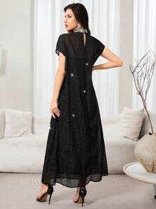 Al Najma Damen Perlenverziertes Abendkleid mit Stehkragen und kurzen Ärmeln