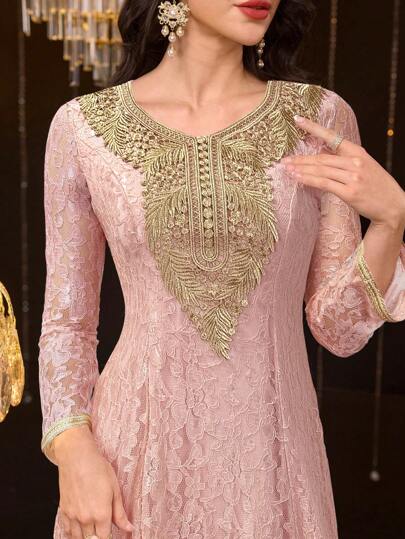 Al Najma 优雅的粉色蕾丝长袖连衣裙，金色刺绣，端庄大方