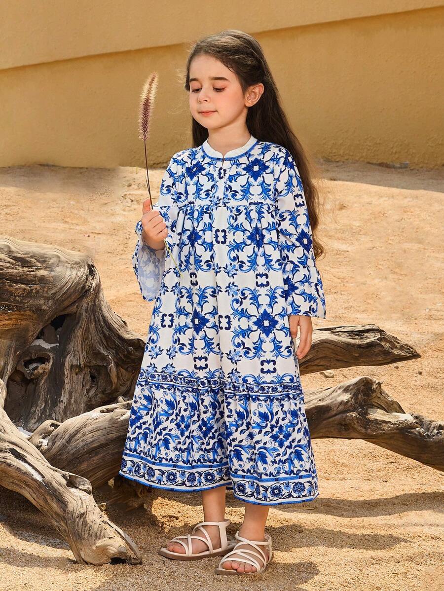 SHEIN Robe d'été décontractée assortie mère-fille, imprimé de porcelaine bleu et blanc, adaptée pour le port pendant le Ramadan, le printemps et l'été, parfaite pour les vacances - Bleu et Blanc - Voir 1