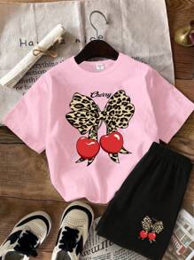 SHEIN Kleine Mädchen 2 Stücke Lässig Kirsch- und Leoprint Schleife Dekor Kurzarm T-Shirt und Shorts Set - Verschiedenfarbig - Übersicht 3