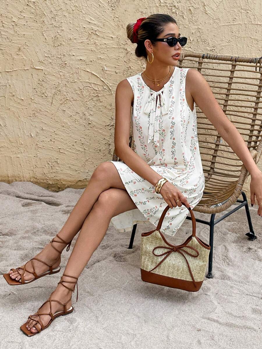 SHEIN Frenchy 女士休闲度假碎花提花面料无袖前领系带A版优雅简约迷你连衣裙欧洲夏季西式连衣裙茶会连衣裙女士西式服装海滩度假服装女士早午餐服装演唱会服装女士白色连衣裙优雅生日礼服女士生日服装夏季服装波西米亚婚礼宾客礼服女士 - 杏色 - 查看 1