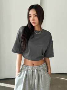 DAZY Camiseta holgada de manga corta con bordado de letra y hombros caídos, camiseta sobredimensionada - Gris Oscuro - Ver 3