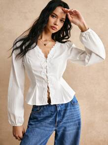 Poéselle 白色棉质优雅蕾丝花边腰部纽扣细节衬衫，长袖衬衫，腰部衬衫，蕾丝上衣，蕾丝衬衫，棉质衬衫，优雅腰部细节，适合日常工作外出轻松时尚必备，FW24，秋季穿着 - 白色 - 查看 3