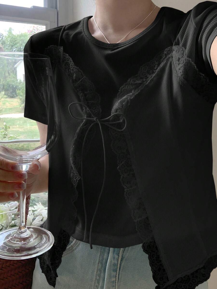 DAZY 女士蕾丝拼接圆领短袖 T 恤，二合一造型 - 黑色 - 查看 1