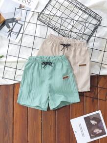 SHEIN 2-teiliges Set für Kleine Jungen, Lässig sport, College-Street-Chic, einfarbig mit Patch-Logo-Shorts, geeignet für den täglichen Gebrauch, Schule, Ausflüge, Sport, Frühling/Sommer, bietet vielfältige Kombinationsmöglichkeiten für Kleinkind Jungen, einfaches und elegantes Design, bequem und diese Outfit-Kombination wird zum unverzichtbaren Teil der Garderobe junger Jungen