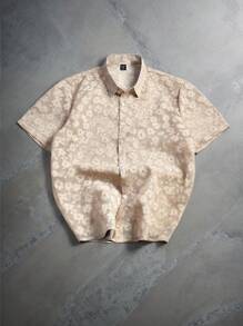 Manfinity Homme 男士休闲度假风，紫色短袖衬衫，采用优雅浪漫的泡泡纹理提花面料和纽扣前襟设计，是音乐节和夏威夷海滩度假的完美之选。 - 彩色 - 查看 5