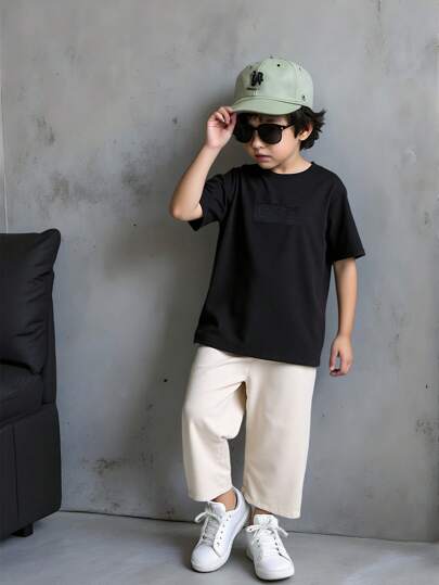 SHEIN 2件套男童休闲运动学院风街头时尚可爱酷炫黑色logo短袖T恤+裤子，适合日常穿着、上学、外出、运动、春夏季。本套装为男童提供多种混搭选择，为他们的穿搭增添多样性。