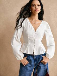 Poéselle 白色棉质优雅蕾丝花边腰部纽扣细节衬衫，长袖衬衫，腰部衬衫，蕾丝上衣，蕾丝衬衫，棉质衬衫，优雅腰部细节，适合日常工作外出轻松时尚必备，FW24，秋季穿着 - 白色 - 查看 7