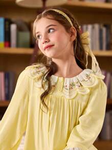 SHEIN 刺绣蕾丝领浪漫荷叶边拼接宽松长袖女童睡袍 - 黃色 - 查看 6