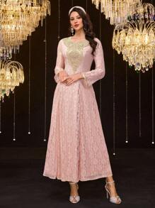 Al Najma 优雅的粉色蕾丝长袖连衣裙，金色刺绣，端庄大方