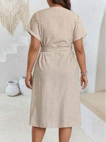 SHEIN Clasi Damen Große Größen gestreiftes Kleid mit V-Ausschnitt, gerafftem Raglanärmel und schmeichelhafter Passform - Braun - Übersicht 2