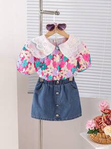 SHEIN Conjunto de 2 piezas para niñas: Camisa de manga corta con cuello de volantes y estampado floral ditsy casual + Vestido peto de mezclilla lavada azul