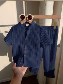 SHEIN 2 件装 小男孩 男孩休闲运动学院度假 带纹理面料 立领衬衫和裤子 适合儿童服装 小男孩衣服 返校男孩套装 适合生日派对、晚会、表演、婚礼、洗礼、开幕式 适合日常穿着 适合上学 适合旅行 适合运动 适合春夏季节 - 藏蓝色 - 查看 6