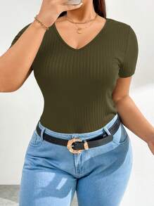 SHEIN Essnce Blusa negra de manga corta con cuello en V y tejido de punto acanalado, diseño básico y entallado, para mujer de talla grande, adecuado para el trabajo y la oficina. - Verde militar - Ver 1