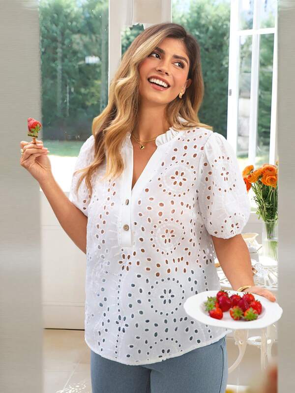 KURAYIA Blusa casual de verano para vacaciones con escote en V, manga corta, volantes y calado, para mujer