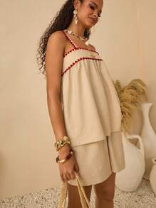 Bóhologie Ensemble coordonné Top babydoll en mélange de lin beige et shorts taille haute avec bordure contrastante en point de zigzag rouge - tenue d'été bohème chic pour la plage, les vacances et l'élégance décontractée