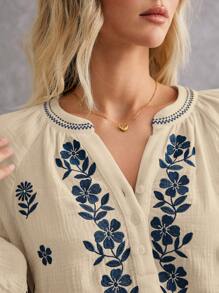 Poéselle 女士花卉刺绣 V 领灯笼袖衬衫 - 杏色 - 查看 4