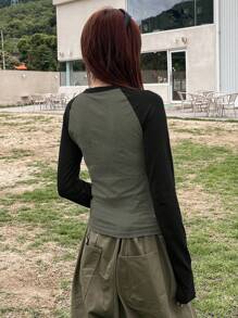 DAZY Blusa corta de manga raglán con gráfico de letra para mujer - Verde - Ver 4