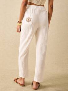 Poéselle Pantalones largos sencillos y básicos para mujer con bordado de patrón de ojo, pantalones blancos de verano, pantalones tipo zanahoria, un esencial chic sin esfuerzo