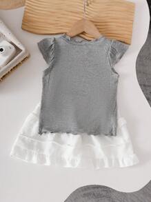 مجموعة تي شيرت وتنورة بيضاء للبنات الصغيرات في الصيف ، مناسب للاستخدام اليومي، تي شيرت رمادي مع فيونكة والتنورة البيضاء قطعتان