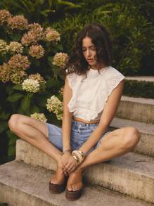 Aralina ملابس علوية صيفية أكمام بلا أكمام مطرزة بالأشكال المنمقة مع تريم دانتيل وكشكشة في الخلف - أبيض - مشاهدة 5