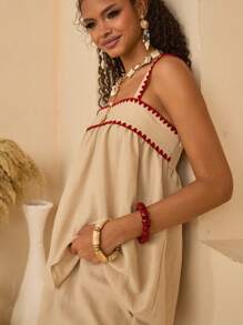 Bóhologie Ensemble coordonné Top babydoll en mélange de lin beige et shorts taille haute avec bordure contrastante en point de zigzag rouge - tenue d'été bohème chic pour la plage, les vacances et l'élégance décontractée