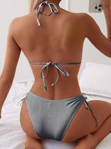 SHEIN Swim 1 套随机条纹印花吊带短款上衣和侧系带泳裤细肩带比基尼 - 黑與白 - 查看 2