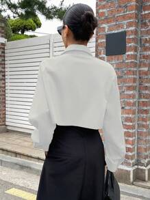 DAZY Camisa unicolor con botón delantero crop
