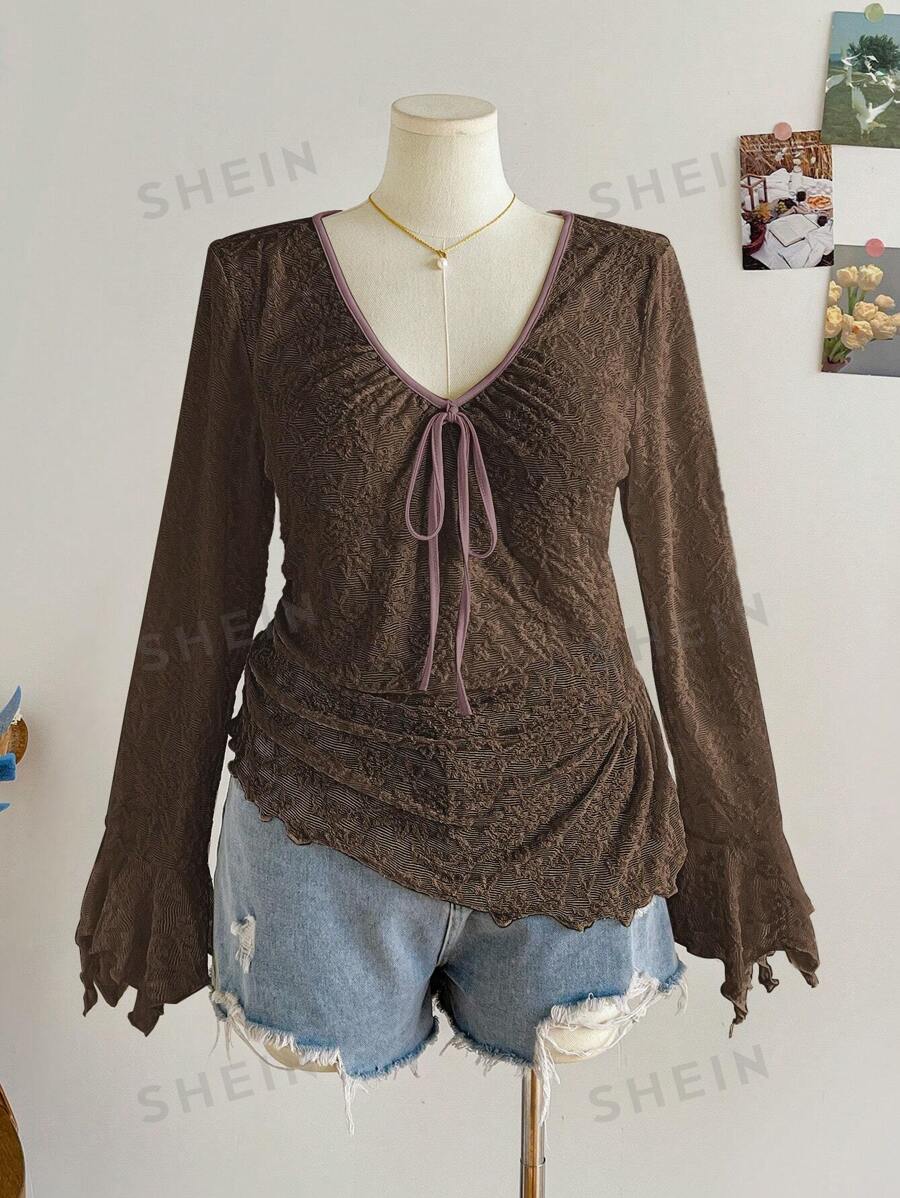 Soleia Damen Große Größen Frühling Urlaub Valentinstag Kaffeefarben Cut Out Blumen Stoff V-Ausschnitt Schleife Asymmetrischer Geraffter Saum Langarm T-Shirt Bluse Damen Sommer Bekleidung Damen Bekleidung Y2k Damen Sommer Shirts - Kaffeebraun - Übersicht 1