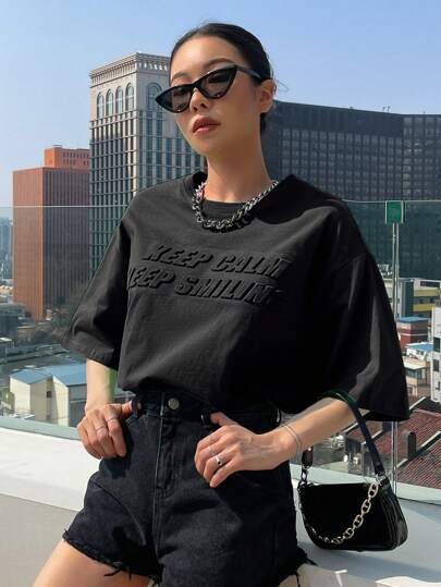 تي شيرت بياقة منخفضة وشعار شعبي "حافظ على هدوئك" "حافظ على ابتسامتك" قطعة بحجم كبير