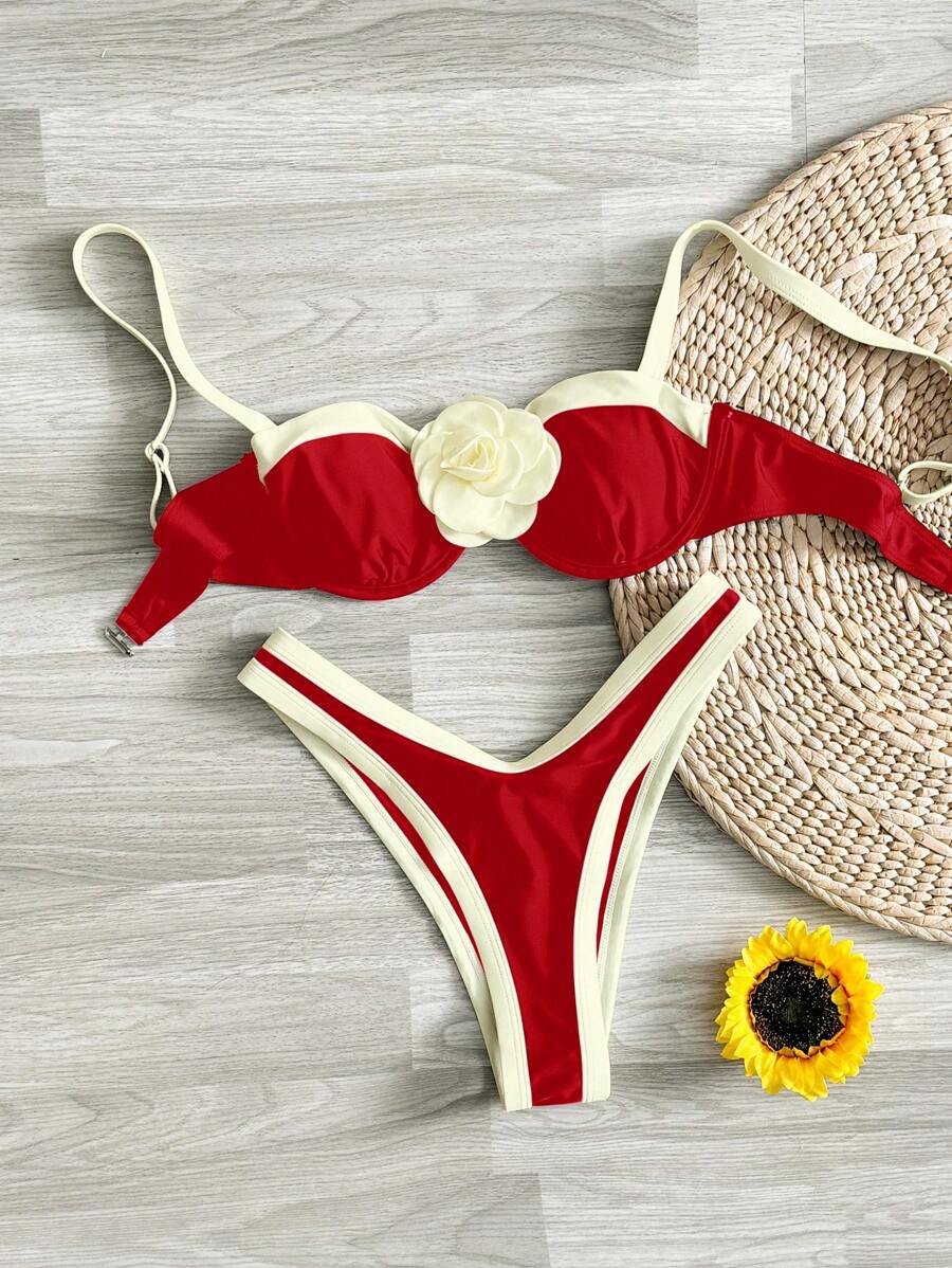 Swim Chiccia Bộ đồ bơi 2 món cho nữ: Áo bikini bandeau họa tiết hoa và miếng chèn tương phản, kết hợp với quần lót cạp cao, Bộ đồ bơi mùa hè gợi cảm - Đỏ - Xem 1