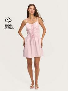 Nöista Robe de lin à fente rose avec nœud papillon, coutures froncées et fermeture à glissière invisible sur le côté. Parfaite pour le printemps, l'été ou les occasions de Pâques. Couleur rose pastel.