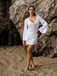 Nöista Durchsichtiges Langarm-Überwurfkleid, zart und leicht, ideal zum Überziehen, mit langen Ärmeln und schmeichelhaftem tiefen Ausschnitt mit verstellbaren Bindebändern für zusätzlichen Charme. Die dezenten Seitenschlitze und die Mini-Länge verleihen einen luftigen, mühelosen Look, der perfekt für Strandspaziergänge oder lässige Sommerstimmung ist.