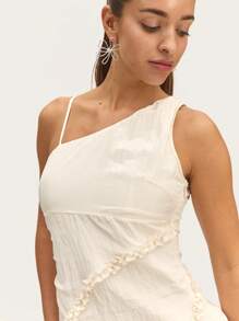 Nöista White Draped One-Shoulder Ruched Mini Dress
Sophisticated White Mini Dress With One-Shoulder Draped Design And Ruched Detailing, Perfect For Wedding Guest Attire, Graduation Events, Or Formal Parties.