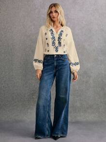 Poéselle 女士花卉刺绣 V 领灯笼袖衬衫 - 杏色 - 查看 2