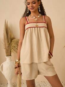 Bóhologie Ensemble coordonné Top babydoll en mélange de lin beige et shorts taille haute avec bordure contrastante en point de zigzag rouge - tenue d'été bohème chic pour la plage, les vacances et l'élégance décontractée