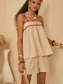 Bóhologie Ensemble coordonné Top babydoll en mélange de lin beige et shorts taille haute avec bordure contrastante en point de zigzag rouge - tenue d'été bohème chic pour la plage, les vacances et l'élégance décontractée