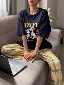 DAZY Conjunto de pijama informal para mujer con camiseta estampada con cachorro y letras, a juego con pantalones holgados de cuadros