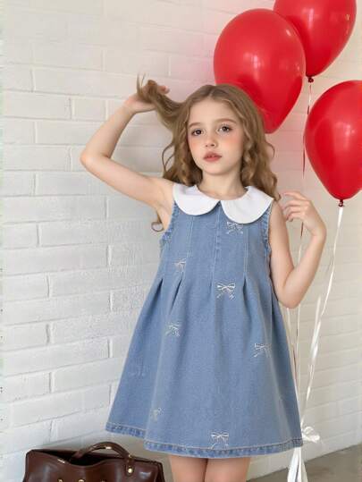 SHEIN 女童休闲可爱学院风彼得潘领蓝色水洗牛仔无袖连衣裙，刺绣蝴蝶结装饰