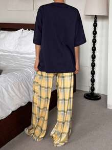 DAZY Conjunto de pijama informal para mujer con camiseta estampada con cachorro y letras, a juego con pantalones holgados de cuadros