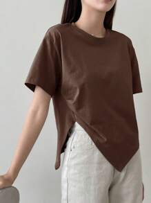 Dazy-Less Camiseta con manga corta y abertura asimétrica para mujer, diseño de negocios casual con estilo "old money" - Marrón - Ver 5